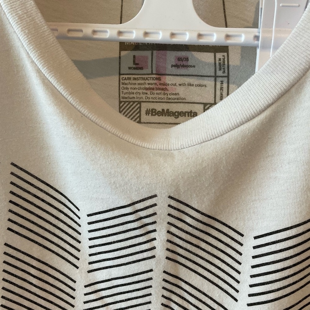 MAGENTA Tee - Picture 2 of 4